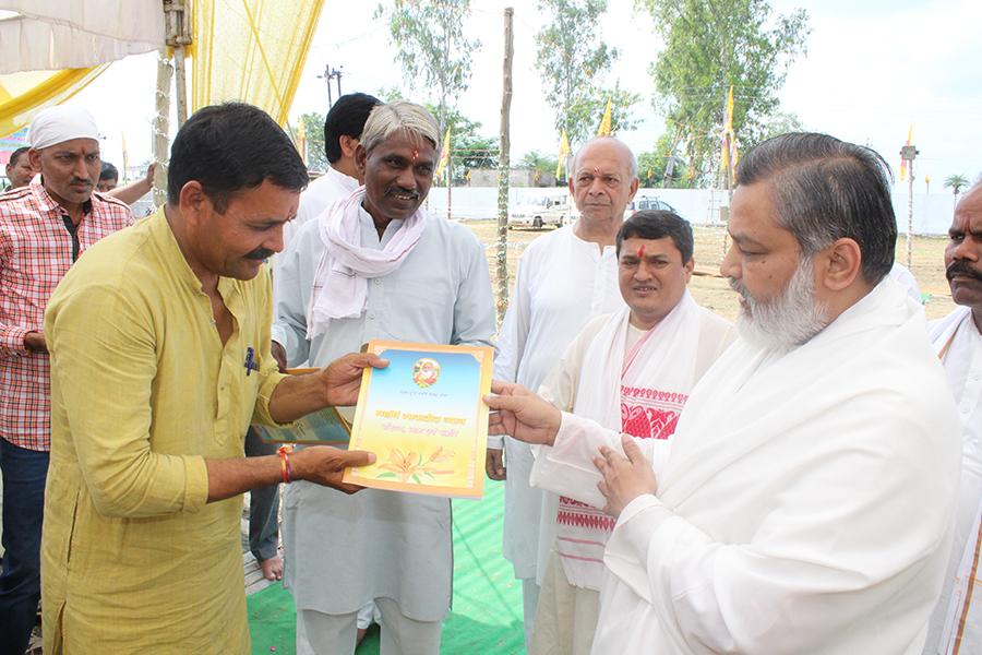 Parshad from Ward No. 85 of Bhopal Nagar Nigam, Chhan Shri Kamta Patidar Ji and Ex-Sarpanch of Village Deepadi have visited Shri Sahasrachandi Mahayagya Mandap. Brahmachari Girish Ji has presented them book on Transcendental Meditation: Introduction, Process and Benefits.